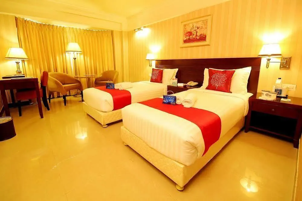 Oyo Premium Vytilla Bypass Hotel Kochi