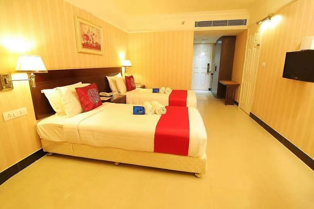 Oyo Premium Vytilla Bypass Hotel Kochi